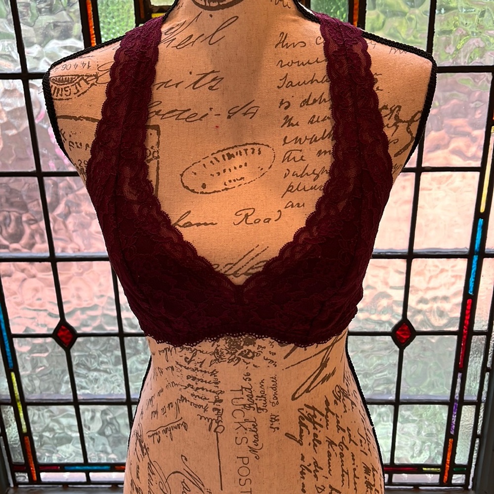 Victoria’s Secret bra that size medium burgundy